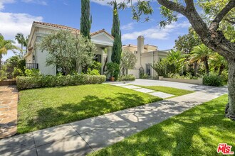 116 N Palm Dr in Beverly Hills, CA - Foto de edificio - Building Photo