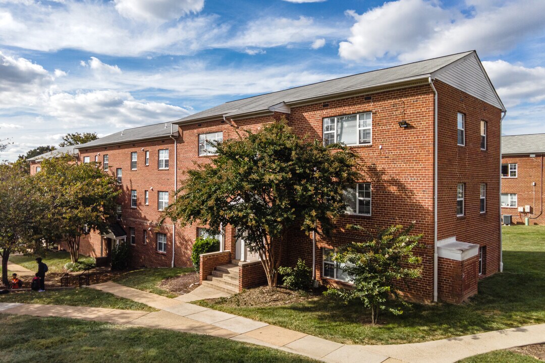 6235 Wilson Blvd in Falls Church, VA - Building Photo