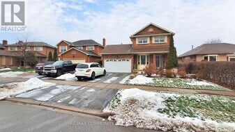 12 Hialeah Crescent in Whitby, ON - Building Photo