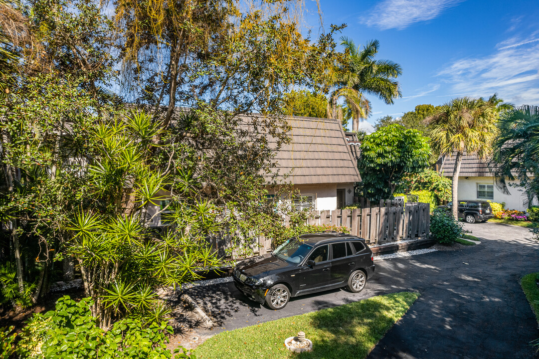 Olde Naples Villas in Naples, FL - Building Photo