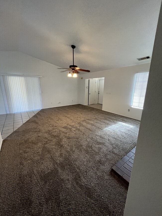 2146 Fernwood Dr in Hanford, CA - Building Photo - Building Photo