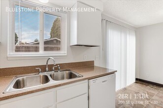 200 SE Uglow St in Dallas, OR - Foto de edificio - Building Photo