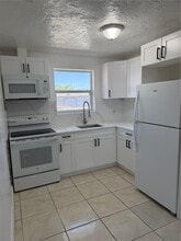 2287 NW 33rd St in Miami, FL - Building Photo - Building Photo