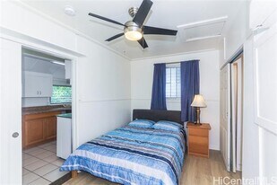 2534 E Manoa Rd in Honolulu, HI - Building Photo