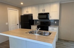 423 Dubois Dr in Howell, MI - Building Photo