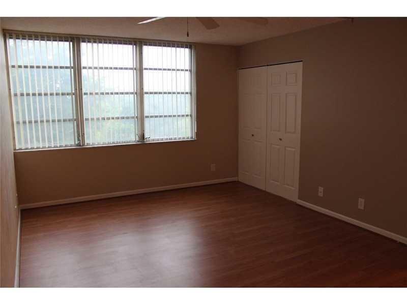 6901 Environ Blvd in Lauderhill, FL - Foto de edificio