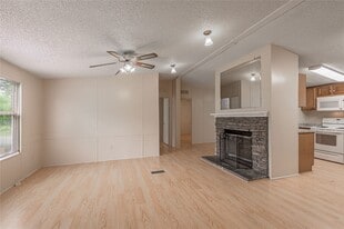 1323 Avenue E in Huntsville, TX - Building Photo