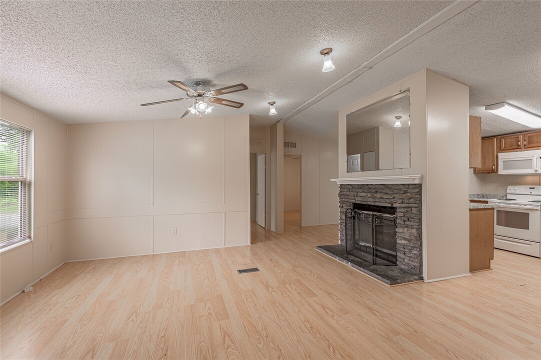 1323 Avenue E in Huntsville, TX - Building Photo