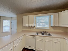300 Carriage Lake Ln in Stockbridge, GA - Building Photo - Building Photo