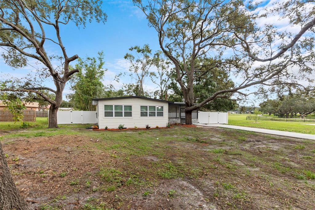 715 W Bougainvillea Ave in Tampa, FL - Foto de edificio