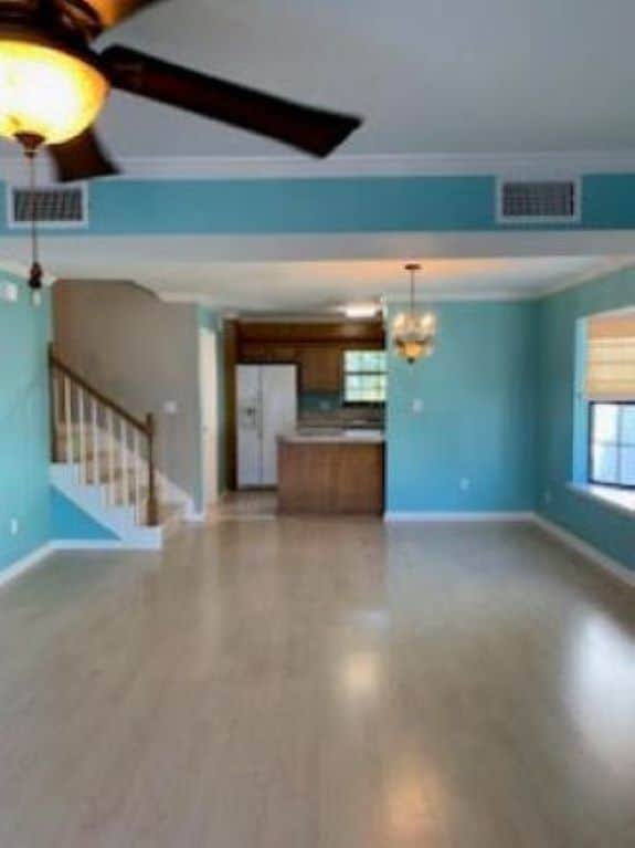 255 E Scenic Dr in Pass Christian, MS - Foto de edificio - Building Photo