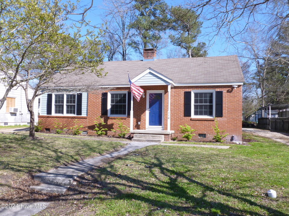 110 W Bayshore Blvd in Jacksonville, NC - Building Photo