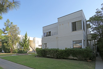 Voss Apartments in Santa Monica, CA - Building Photo - Primary Photo