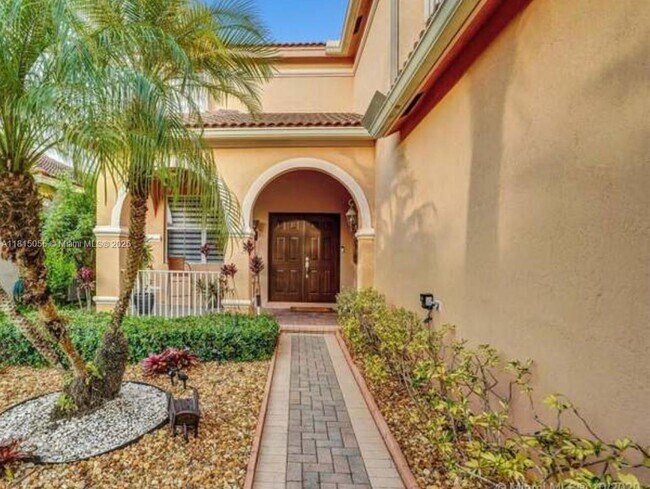 1294 Chinaberry Dr in Weston, FL - Foto de edificio - Building Photo