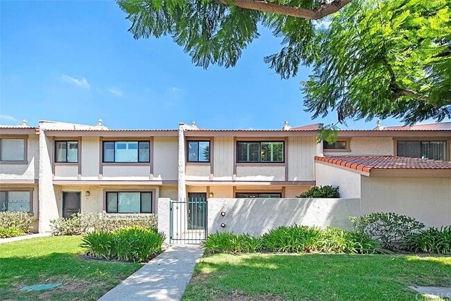 property at 1910 W Palmyra Ave