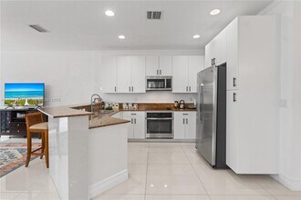 21396 Marina Cove Cir in Miami, FL - Building Photo - Building Photo