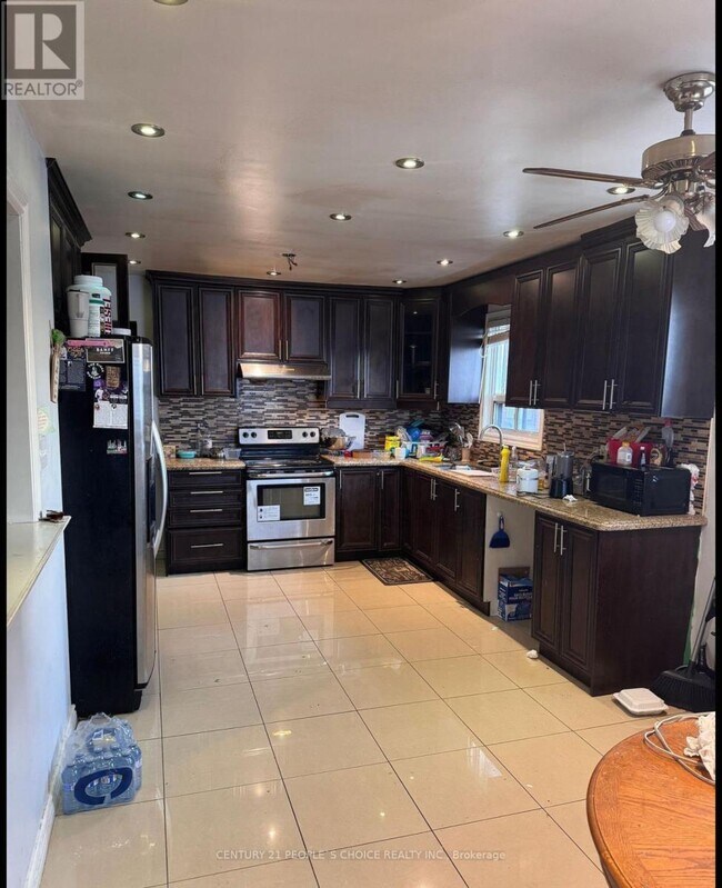 7221 Sigsbee Dr in Mississauga, ON - Building Photo - Building Photo