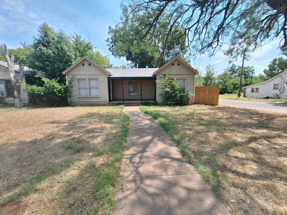 741 Sunset Dr in Abilene, TX - Building Photo