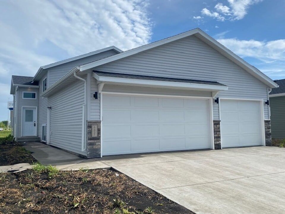 6437 83rd Ave S in Horace, ND - Building Photo