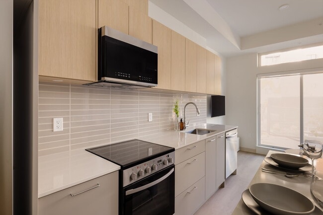 1529 Oxford St in North Vancouver, BC - Building Photo - Building Photo