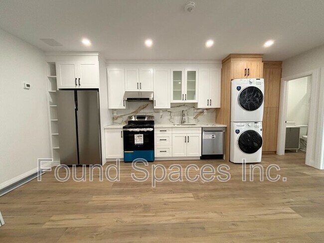 6 Caithness St E in Hamilton, ON - Building Photo - Building Photo