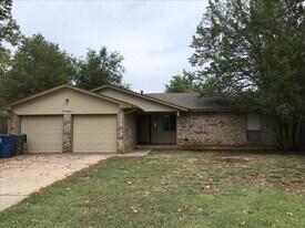 1013 Mercury Cir in Edmond, OK - Building Photo