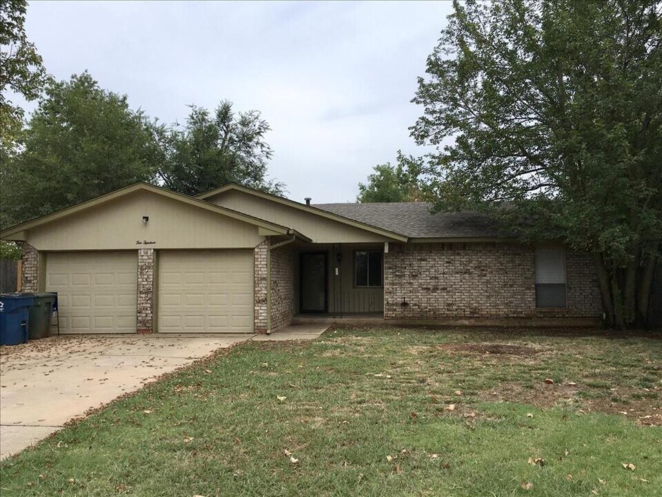 1013 Mercury Cir in Edmond, OK - Building Photo