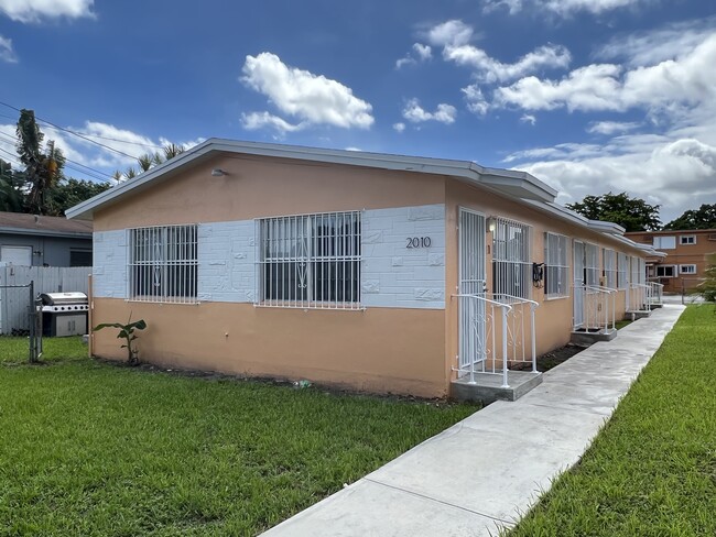 2010 NW 31st St in Miami, FL - Building Photo - Primary Photo