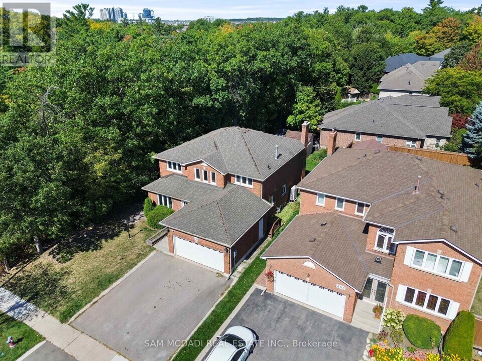 459 Glenashton Dr in Oakville, ON - Building Photo