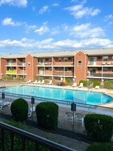 Colonial Point Apartments in Feasterville-Trevose, PA - Foto de edificio - Building Photo