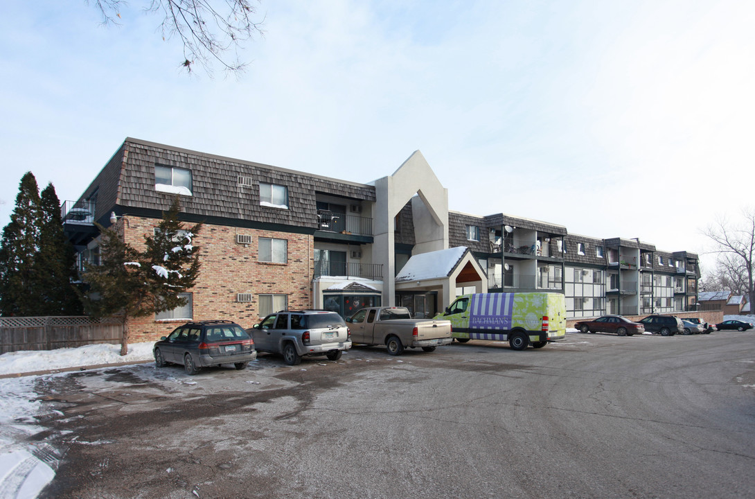 Lord Fletcher's Apartments in Spring Park, MN - Building Photo