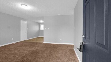 1631 Lucks Rd in Reynoldsburg, OH - Foto de edificio - Building Photo