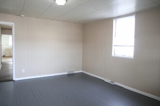 823 Crest Ave in Charleroi, PA - Building Photo - Building Photo