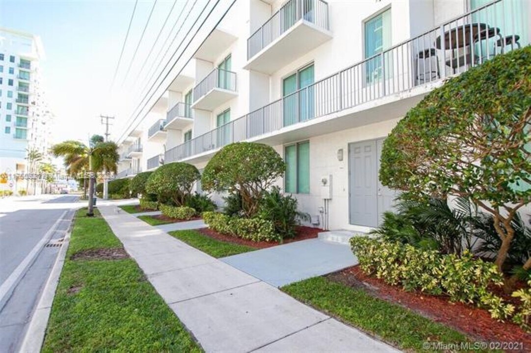 2150 Van Buren St in Hollywood, FL - Building Photo