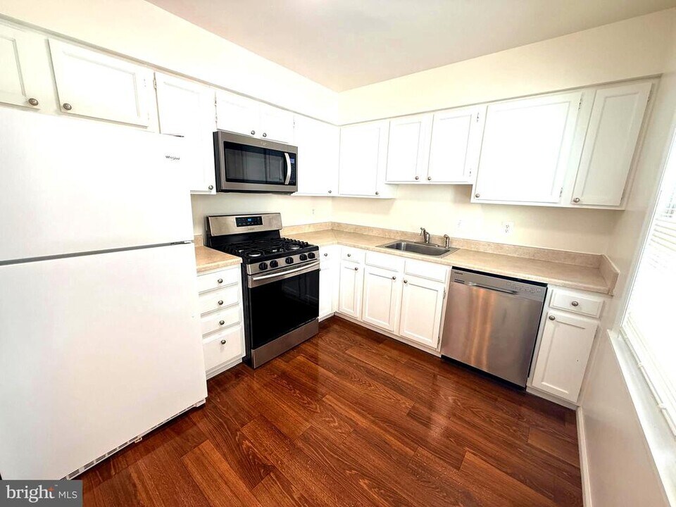 5726 Edgewater Oak Ct in Burke, VA - Building Photo