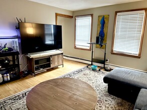 57 Pleasant St, Unit 1 in Wakefield, MA - Building Photo - Building Photo