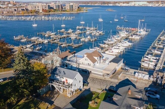 249 Pequot Ave in New London, CT - Building Photo - Building Photo