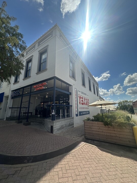 102 E Alamo St in Brenham, TX - Building Photo