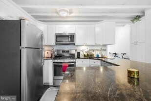 530 Bainbridge St in Philadelphia, PA - Building Photo