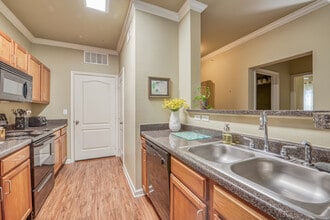 Greystone Apartments in Lafayette, LA - Building Photo - Building Photo