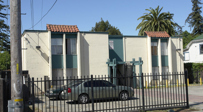 2945 Nicol Ave in Oakland, CA - Building Photo - Building Photo