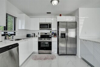 1712 NW 76th St in Miami, FL - Building Photo - Building Photo
