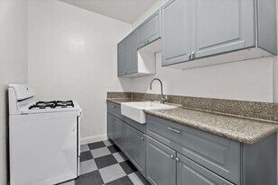 1010 N Madison Ave in Los Angeles, CA - Building Photo