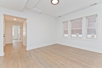 2464 N Lincoln Ave in Chicago, IL - Building Photo - Building Photo