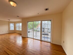 324-326 Clinton Ave, Unit 2 in Newark, NJ - Building Photo - Building Photo