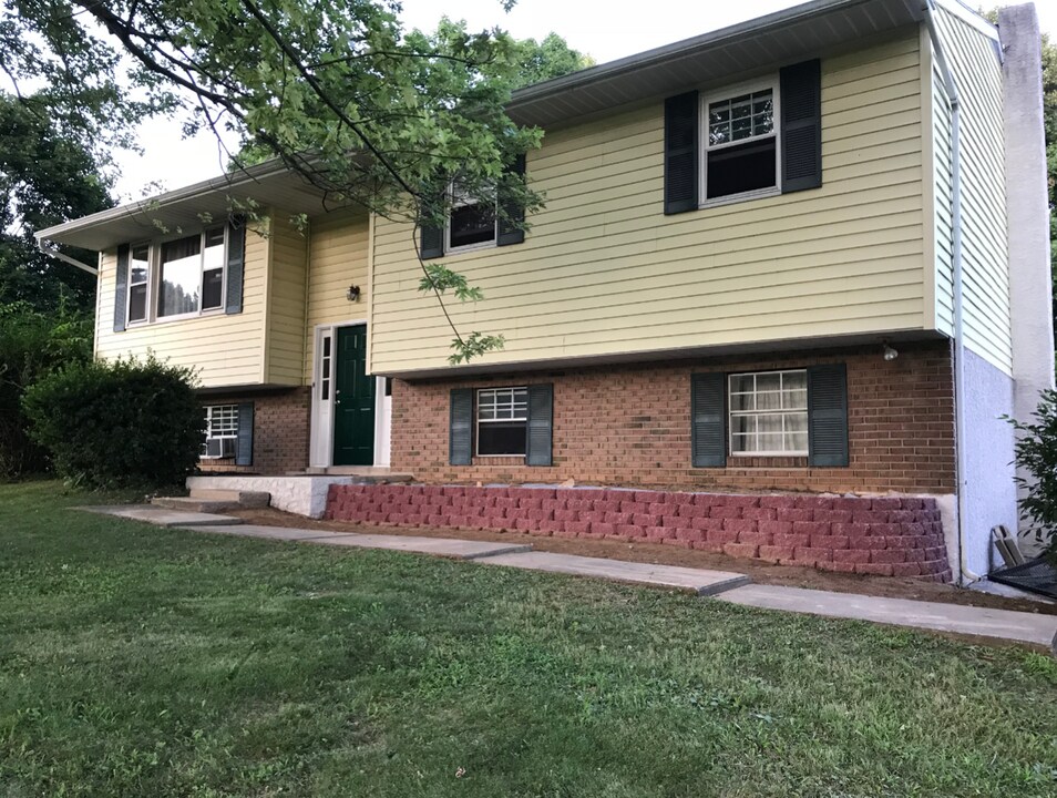 4 Country Ln in Coatesville, PA - Building Photo