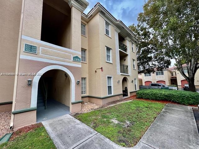 2496 Centergate Dr in Miramar, FL - Foto de edificio