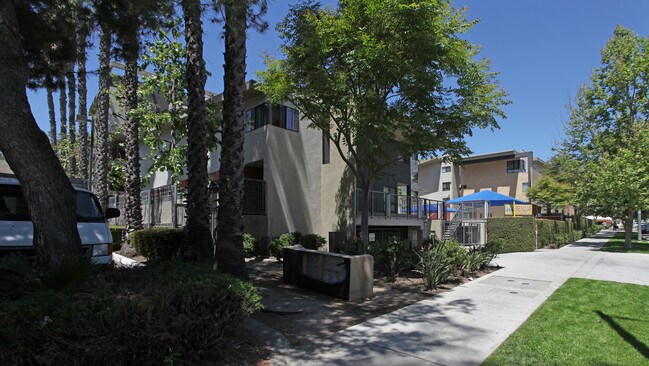 Amistad Apartments in Los Angeles, CA - Foto de edificio - Building Photo