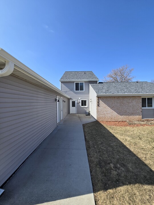 2368 Manitowoc Rd in Green Bay, WI - Foto de edificio