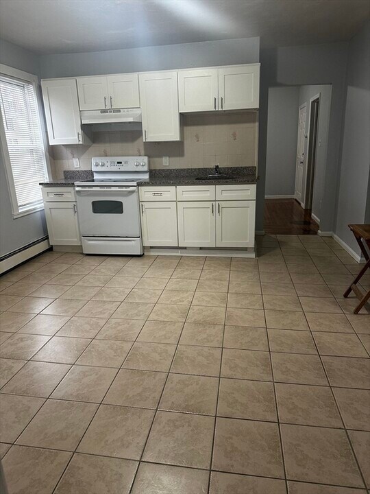 44 Trescott St in Taunton, MA - Building Photo